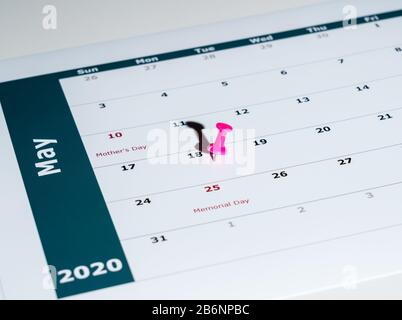 Rappel d'envoi de la déclaration de revenus pour le 18 mai 2020 en raison du retard du virus Covid-19 à l'aide de la page de calendrier et du code PIN Banque D'Images