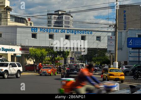 San Salvador, El Salvador. 11 mars 2020. Vue générale d'un hôpital privé à San Salvador.Après que le Honduras (UN pays voisin) a confirmé 2 cas de virus Corona, les salvadoriens s'attendent à une arrivée prochaine de la pandémie.El Salvador n'a pas encore confirmé les cas de COVID-19. Crédit: Camilo Freedman/Zuma Wire/Alay Live News Banque D'Images