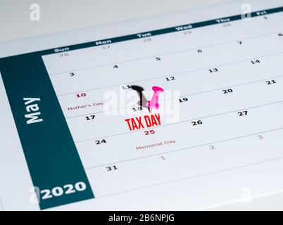 Rappel d'envoi de la déclaration de revenus pour le 18 mai 2020 en raison du retard du virus Covid-19 à l'aide de la page de calendrier et du code PIN Banque D'Images