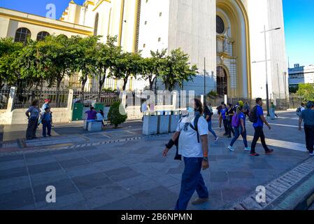 San Salvador, El Salvador. 11 mars 2020. Un homme portant un masque de visage marche devant la cathédrale de San Salvador.Après que le Honduras (UN pays voisin) a confirmé 2 cas de virus Corona, les salvadoriens s'attendent à une arrivée prochaine de la pandémie.El Salvador n'a pas encore confirmé les cas de COVID-19. Crédit: Camilo Freedman/Zuma Wire/Alay Live News Banque D'Images