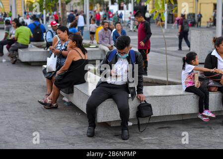 San Salvador, El Salvador. 11 mars 2020. Un homme portant un masque de visage utilise son téléphone dans le centre de San Salvador.Après que le Honduras (UN pays voisin) a confirmé 2 cas de virus Corona, les salvadoriens s'attendent à une arrivée prochaine de la pandémie.El Salvador n'a pas encore confirmé les cas de COVID-19. Crédit: Camilo Freedman/Zuma Wire/Alay Live News Banque D'Images