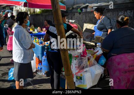 San Salvador, El Salvador. 11 mars 2020. Une femme portant un masque facial fait une ligne pour acheter le petit déjeuner.Après le Honduras (UN pays voisin) a confirmé 2 cas de virus Corona, les salvadoriens s'attendent à une arrivée prochaine de la pandémie.El Salvador n'a pas encore confirmé les cas de COVID-19. Crédit: Camilo Freedman/Zuma Wire/Alay Live News Banque D'Images