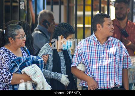 San Salvador, El Salvador. 11 mars 2020. Une femme portant un masque de visage fréquente un hôpital public. Après que le Honduras (UN pays voisin) a confirmé 2 cas de virus Corona, les salvadoriens s'attendent à une arrivée prochaine de la pandémie.El Salvador n'a pas encore confirmé les cas de COVID-19. Crédit: Camilo Freedman/Zuma Wire/Alay Live News Banque D'Images