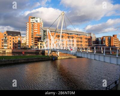 Pont Knights Way passerelle moderne au-dessus de la rivière aire Leeds West Yorkshire England Banque D'Images