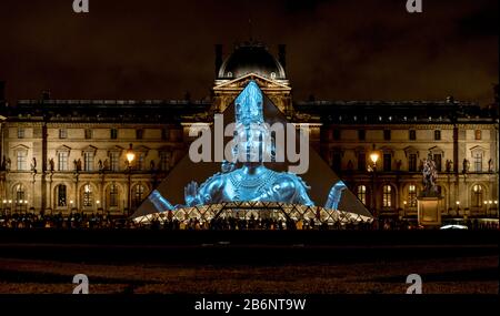 Projection et affichage des articles de collection du Louvre sur un grand écran réalisé sur une pyramide de verre principale, Paris, France Banque D'Images