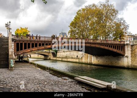 Pont au Double pont au-dessus de la Seine menant à la cathédrale notre-Dame de Paris, France Banque D'Images