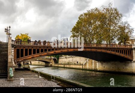 Pont au Double pont au-dessus de la Seine, près de la cathédrale notre-Dame de Paris, France Banque D'Images