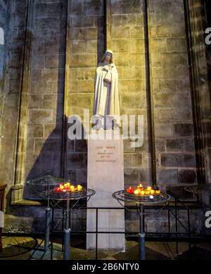 Statue de Saint-Thérèse à l'intérieur de la cathédrale notre-Dame de Paris, Paris, France Banque D'Images