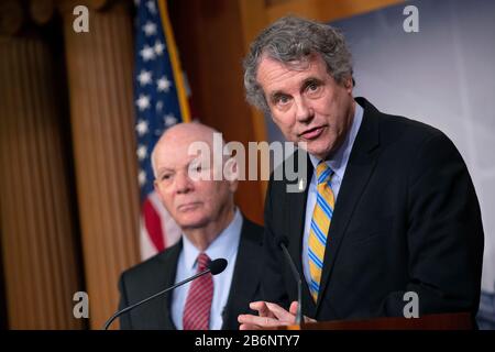 Washington DC, États-Unis. 11 mars 2020. Washington, DC, États-Unis. 11 mars 2020. Le sénateur américain Sherrod Brown (démocrate de l'Ohio) parle de congé de maladie payé à la suite de l'épidémie de Coronavirus lors d'une conférence de presse au Capitole des États-Unis à Washington, DC, aux États-Unis, le mercredi 11 mars 2020. Crédit: Stefani Reynolds/CNP | usage dans le monde crédit: DPA/Alay Live News crédit: DPA Picture Alliance/Alay Live News Banque D'Images