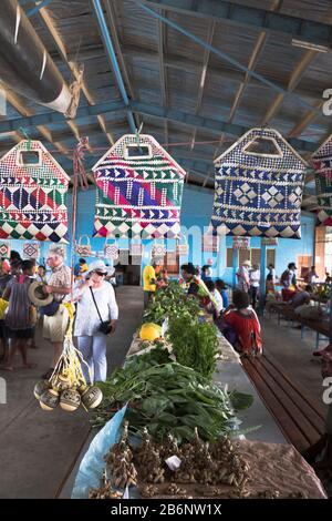 dh PNG sacs sagou traditionnels ALOTAU PAPOUASIE-NOUVELLE-GUINÉE femme touriste sur le marché des légumes de fruits tourisme artisanal artisanat tissé Banque D'Images