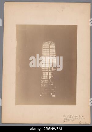 Geschilderd raam in de Nederlands-hervormde Oosterkerk te Zaandam Néerlandais titre(s) d'identification: Fenêtres peintes dans l'Oosterkerk Zaandam réformé néerlandais Type de bien: Photographies Numéro d'article: RP-F 00-2258 Inscriptions / marque: Annotation, recto, manuscrit: 'Le NH Oosterkerk / fenêtre en verre peint brûlé / Zaandam'annopatie, verso, manuscrit, 'glace de verre peinte à Oosterkerk à Zaandam' Fabricant : Photographe: Anonyme (Patrimoine) (attribué à) photographe: AJM Mulder (possible) Fabrication De Lieux: Oosterkerk Dating: CA. 1890 - ca. 1910 matériau : technique de carton de papier Banque D'Images