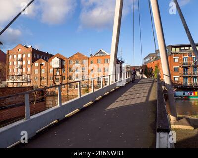 La façade de l'ancien bâtiment d'entrepôts de Fletland Mills a été transformée par la rivière aire depuis le pont du Centenaire à Leeds West Yorkshire England Banque D'Images