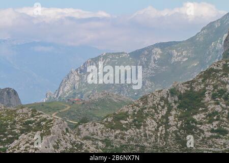 Cangas De Onis, Asturies/Espagne ; 05 Août 2015. Lacs de Covadonga dans le parc national de Picos de Europa. Les gens qui marchent sur les différents itinéraires disponibles Banque D'Images