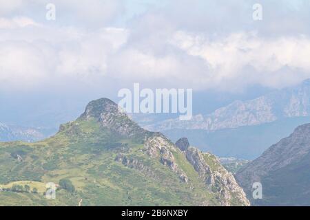 Cangas De Onis, Asturies/Espagne ; 05 Août 2015. Lacs de Covadonga dans le parc national de Picos de Europa. Les gens qui marchent sur les différents itinéraires disponibles Banque D'Images