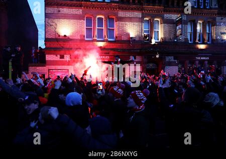 Les fans se détournent devant le pub Arkles de Liverpool avant le match de 16 secondes de l'UEFA Champions League à Anfield, Liverpool. Banque D'Images