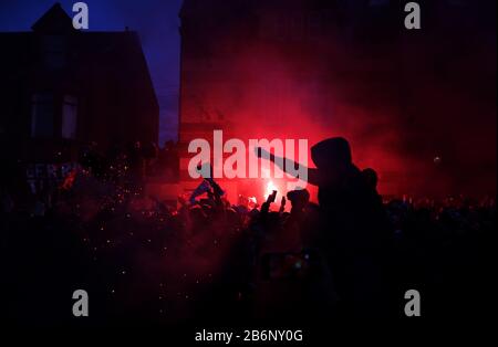 Les fans se détournent devant le pub Arkles de Liverpool avant le match de 16 secondes de l'UEFA Champions League à Anfield, Liverpool. Banque D'Images