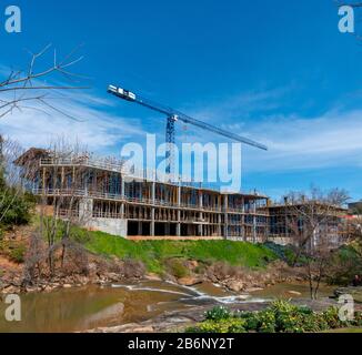 Cadre en béton d'un bâtiment en construction à Greenville, Caroline du Sud, avec une grue Banque D'Images