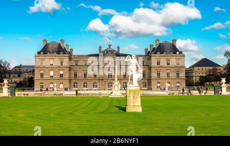 Une statue d'Artémis sur une belle pelouse verte devant le Palais du Luxembourg, Paris, France Banque D'Images