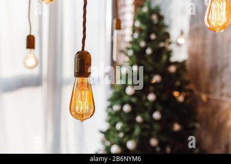 Sapin de Noël et ampoules modernes edison Banque D'Images