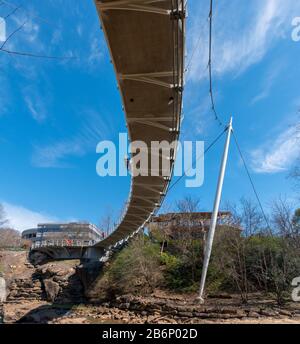 Vue de dessous du pont Liberty enjambant la rivière Reedy à Greenville, en Caroline du Sud Banque D'Images