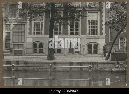 Geel van het Hoofdbureau van Politie aan Oudezijds Achterburgwal 185 te Amsterdam, a rencontré des rechts de ingang van de Spinhuissteeg partie de l'album avec des photos d'Amsterdam et d'omge. Fabricant : Photographe: Fabrication anonyme: Amsterdam Dating: CA. 1900 - pour ca. 1910 Caractéristiques physiques: Gélatine argent matériel d'impression: Papier photographique technique: Gélatine argent dimensions de pression: H 113 mm × W 170 mm Objet: Façade (ou maison ou bâtiment) police où: Oudezijdsachterburgwal Banque D'Images