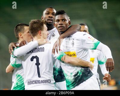 Monchengladach, Allemagne. 11 mars 2020. Bundesliga, Borussia Mönchengladbach - 1 FC Cologne, 21ème jour de jumelage au Parc Borussia. Le buteur Mönchengladbach pour les 1-0 Breel Embolo (r) santé avec Patrick Herrmann (l) et Marcus Thuram. En raison du coronavirus, le jeu a lieu sans spectateurs comme un jeu fantôme. Crédit: DPA Picture Alliance/Alay Live News Banque D'Images