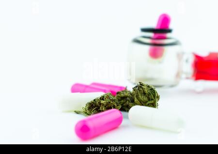 THC médical marijuana et pipe de verre fumeurs. Il y a une pilule dans le tuyau. Le concept de remplacement des opioïdes par le cannabis Banque D'Images