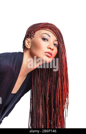 Isolée sur une femme blanche avec des cheveux colorés tressés dans des plis minces ou des dreadlocks dans le style africain Banque D'Images