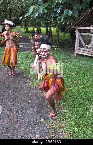 dh PNG danseurs indigènes ALOTAU PAPOUASIE NOUVELLE GUINÉE traditionnel accueillant des visiteurs au village tourisme homme culture tribesman Banque D'Images