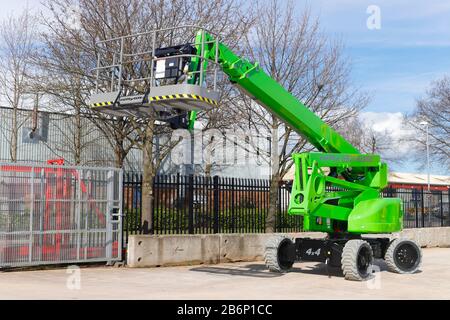 Un relevage de flèche auto-propulsé de 28 m HR28 hybride par Nifty Lift Banque D'Images