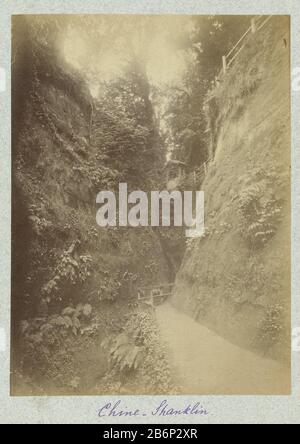 Gezicht in een kloof in Shanklin op Isle of Wight Face in a Gap in Shanklin on the Isle of Wight Property Type: Photographies Numéro d'article: RP-F 1999-4-8 Inscriptions / marques: Signature, verso, écrit en plume, 'Chine - Shanklin' Fabricant : Photographe: Henry Peacock Qui: Ldrecht (attribué au compilateur): Henry Peacock Wieldrecht Lieu de fabrication: Photographe: Compilateur Grande-Bretagne: Pays-Bas Date: 1889 Caractéristiques physiques: Albumen matière d'impression: Carton papier technique: Albumen dimensions d'impression: Photo: H 174 mm × W 128 mblad: H 230 mm b × 322 mm Banque D'Images
