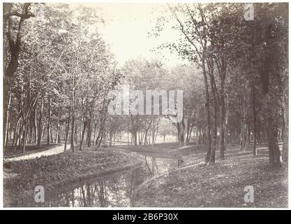 Gezicht in het Bois de Boulogne , Parijs, Frankrijk Face in the Bois de Boulogne, Paris, France Type de bien (?) Photo Numéro d'article: RP-F 2004-19 Inscriptions / marques: Cachet aveugle recto under, gaufré: 'CH MARVILLE / PHOTOGRAPHE / DU MUSÉE IMPÉRIAL / DU LOUVRE' Fabricant: Photographe: Charles MarvillePlaats fabrication: France Date: CA. 1855 - caractéristiques 1862 physique: Albumen matière d'impression: Papier carton technique: Albumen dimensions d'impression: Image: H 258 mm × W 358 mmOnderwerp Banque D'Images