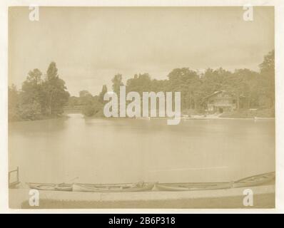 Gezicht in het Bois de Boulogne op le Chatelet des Iles au Grand Lac Face in the Bois de Boulogne to le Chatelet des Iles au Grand Lac Type d'objet : photo Numéro d'article: RP-F F16598 Fabricant : Photographe: Anonyme (attribué à) lieu de fabrication: Inconnu Date: 1850 - 1920 Caractéristiques physiques: Albumen matière d'impression: Papier technique: Albumen dimensions d'impression: Photo: H 208 mm × W 271 mmOnderwerp Banque D'Images