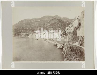 Gezicht op Amalfi Pe 1a No 11477 AMALFI - Campanie Panorama visto della Strada di Atrani (objet titel op) Voir AmalfiP.e 1.a N, O 11477. Amalfi - Campanie. Panorama visto della Strada di Atrani. (Titre objet) Type de bien: Photographies Numéro d'article: RP-F 00-1667 Inscriptions / marques: Numéro, verso stylo manuscrit supérieur gauche à encre noire: '63 .' Fabricant : Photographe: Fratelli Alinari (bâtiment inscrit) éditeur: Fratelli Alinari (propriété cotée) Lieu de fabrication: Florence Date: CA. 1880 - env. 1895 Caractéristiques physiques: Albumen matière d'impression: Papier carton technique: Albumen p Banque D'Images