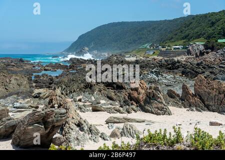 Le rivage rocheux au camp De Repos De La Bouche de la rivière Storms, section Tsitsikamma du parc national de la route des jardins, Afrique du Sud Banque D'Images