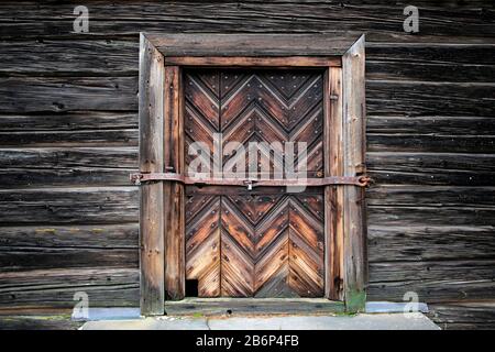 Porte au vieux grenier avec de beaux artisans. Les premiers records de cette maison d'hôtes à côté de l'église de Sammatti, en Finlande, remontent à 1804. Février 2020. Banque D'Images