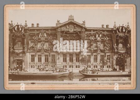 Gezicht op de Nederlandsche Bank tijdens de inhuldigingsfeesen van Wilhelmina van 5 tot en met 9 septembre 1898 vue de la Banque centrale néerlandaise lors des festivités d'inauguration de Wilhelmina du 5 au 9 septembre 1898 Type d'objet : photo Cabinet photo Numéro d'article: RP-F F19520 Inscriptions / marques: Inscription verso, imprimé: 'Eera diplôme Donaueschingen 1874 / MÉDAILLE D'ARGENT KARLSRUHE 1877 / Photographie artistique / & / Art Trading / / S. Herz Amsterdam./ Herengracht 80 & Heerenstraat 4.'annotie, verso, manuscrit: 'De Nederlandsche Bank / pendant Inauguration festivités / sept 1898'. Banque D'Images