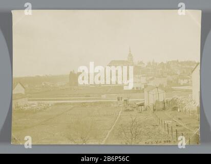 Vue sur Domremy-la-Pucelle (lieu de naissance de Jeanne d'Arc), Frankrijk. Fabricant : Photographe: Fabrication anonyme: France Date: CA. 1900 - ca. 1903 Caractéristiques physiques: Gélatine de jour imprimé argent: Papier technique: Gélatine de jour imprimé argent dimensions: H 79 mm × W 108 mm Objet: Perspective de ville, panorama de ville, silhouette de ville ​​where: 1875 - 1925 Banque D'Images