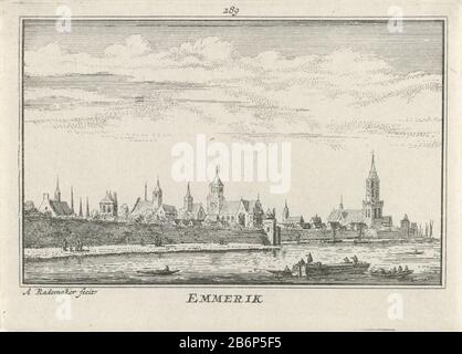 Gezicht op Emmerik Emmerik (objet titel op) vue du Rhin dans la ville allemande d'Emmerich . Derrière le mur, les toits de maisons et les tours d'église. Sur le Rhin naviguer boten unique. Fabricant : printmaker: Abraham Rademaker (bâtiment classé) éditeur: Willem Barents Éditeur: Antoni Schoonenburg Lieu de fabrication: Amsterdam Date: 1727 - 1733 Caractéristiques physiques: Gravure: Technique du papier: Gravure Dimensions: Bord de la plaque: H 80 mm × W 115 mmToeliechtingillustratie d'Abraham Rademaker, Matthaeus Brouërius de Niedek, Isaac le long, Cabinet néerlandais et Kleefsche outheden et (...) espe Banque D'Images