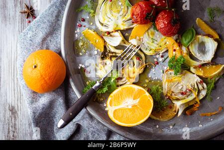 Fenouil et oranges servis sur une assiette, vue sur le dessus, recette méditerranéenne traditionnelle aux couleurs claires et lumineuses Banque D'Images