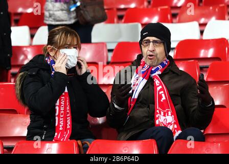 Un fan de l'Atletico Madrid portant un masque de protection dans les tribunes pour empêcher la propagation du coronavirus avant le match de 16 secondes de la Ligue des Champions de l'UEFA à Anfield, Liverpool. Banque D'Images