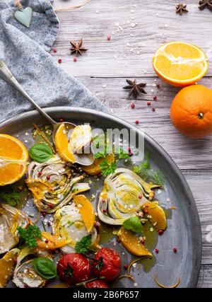 Fenouil et oranges servis sur une assiette, vue sur le dessus, recette méditerranéenne traditionnelle aux couleurs claires et lumineuses Banque D'Images