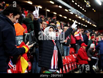 Un fan de l'Atletico Madrid portant un masque de protection dans les tribunes pour empêcher la propagation du coronavirus avant le match de 16 secondes de la Ligue des Champions de l'UEFA à Anfield, Liverpool. Banque D'Images