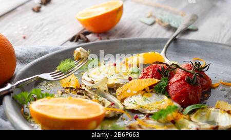 Fenouil et oranges servis sur une assiette, vue sur le dessus, recette méditerranéenne traditionnelle aux couleurs claires et lumineuses Banque D'Images