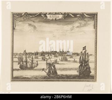 Gezicht op Hoorn la ville de Horne, dans la Nort-Hollande (objet titel op) vue de la ville Hoorn vue de la Zuiderzee. Fabricant : printmaker: Éditeur anonyme Pieter van der Aa (I) (possible) éditeur: Covs & Mortier (possible) Lieu de fabrication : Éditeur: Leiden Éditeur: Amsterdam Date: En ou après CA. 1715 - 1728 matériau: Technique du papier: Gravure / engraA (processus d'impression) mesures: Bord de la plaque: H 222 mm × W 278 mmÉtat de toelichtingHuidige également utilisé dans: AA, Pieter van der. Europe. Leiden: Pieter van der Aa, s.a. [Ca. 1715]. Et: Afbeeldinghe de voornemste Ste Banque D'Images
