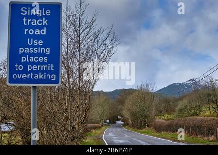 Single Track Road signez sur le B829 à Inversnaid, à côté du Loch ARD, près d'Aberfoyle, Stirling, Ecosse Banque D'Images