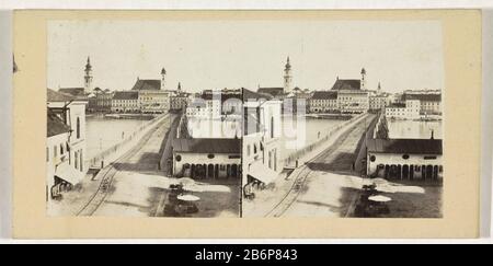 Vue de Linz, au premier plan le pont Nibelungen en bois Pont et ville Linz (Danube) (titre objet) Type de bien: Stéréo photo Numéro d'article: RP-F F12633 Inscriptions / marques: Numéro, verso, manuscrit ' 476' Fabricant : photographe: Fabrication anonyme: Linz Dating: CA. 1857 - pour 1863 matériau: Papier photo, carton technique: Pression albumine dimensions: Support secondaire: H 88 mm × W 170 mm Objet: Vue sur la ville en général; 'Veduta'pont en ville à travers la rivière, le canal, etc Banque D'Images