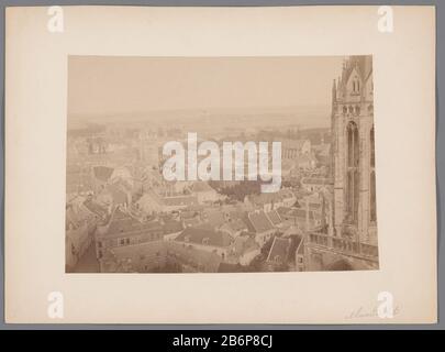 Gezicht op Maastricht met de toren van de Sint-Janskerk Gezicht op Maastricht met de toren van de Sint-Janskerk Type d'objet : foto Objectnummer: RP-F-00-5098 Inscriptions / Merken: Annotie, recto, handgeschreven: ‘Maistrichtt’annotie, verso, handgeschgeschreven:/ Plaufät:/ Verkrät an der:/ Verkrät an (Verkrät, Verkrät, Verkrät, Verkrät, Verkrälkrkrkrälkrälkrkräl Maastricht Dating: 1893 matériau: Fotopaper karton Techniek: Alluminedrak Dimensions: Foto: H 166 mm × b 240 mm Objet: Vue sur la ville en général; 'vésuta'parties de l'extérieur et des annexes de l'église Banque D'Images