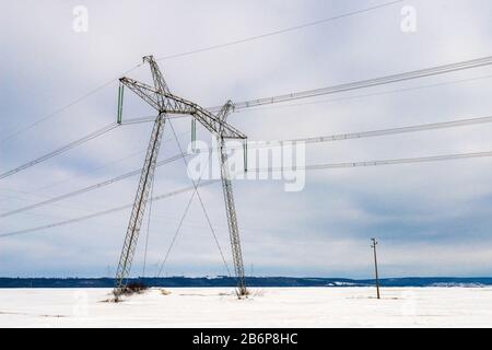 Montant électrique haute tension contre le ciel bleu. Paysage d'hiver. Banque D'Images