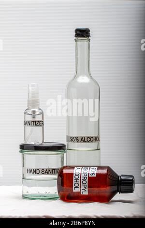 Liquide aseptisant à base d'alcool médical pour désinfecter l'équipement des mains, boîte d'urgence avec masques pour le visage. Banque D'Images